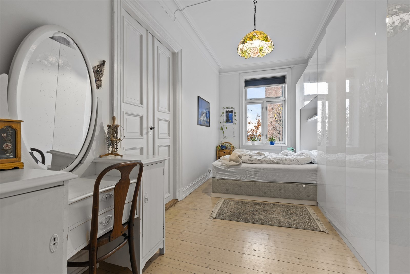 Romslig og lunt hovedsoverom med god plass til dobbeltseng, tilhørende nattbord og garderobeskap. Galleribilde