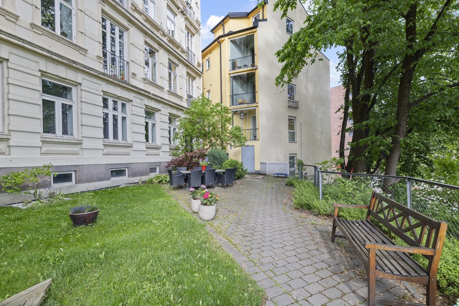 Skjermet og idyllisk bakgård Galleribilde