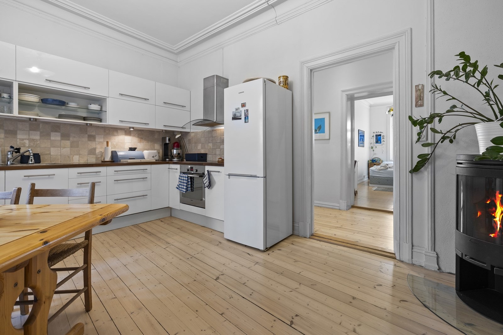 Integrerte hvitvarer: børstet stål (komfyrtopp, ovn og oppvaskmaskin). Galleribilde