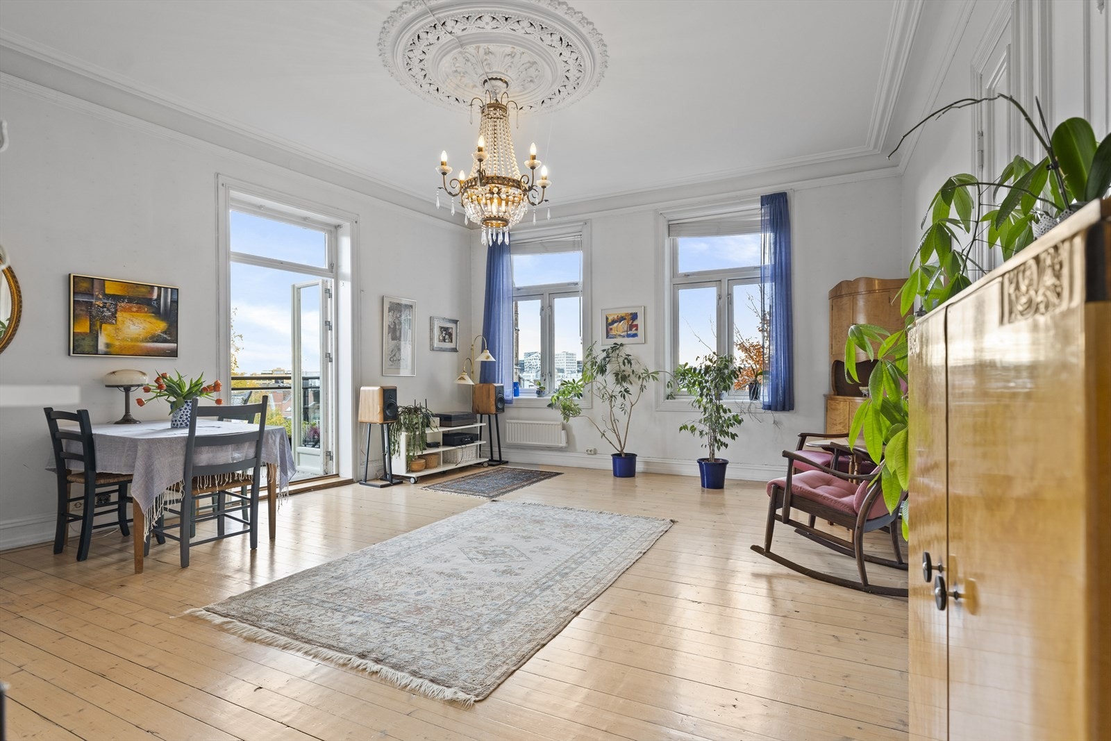 Klassiske detaljer som stukkatur, rosetter, tregulv og innerdører Galleribilde