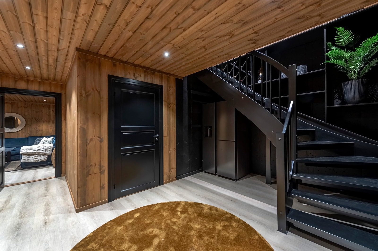 Ned i kjelleren ligger garasje, omkledningsrom/ bod, tv-stue og et bad/spa Galleribilde