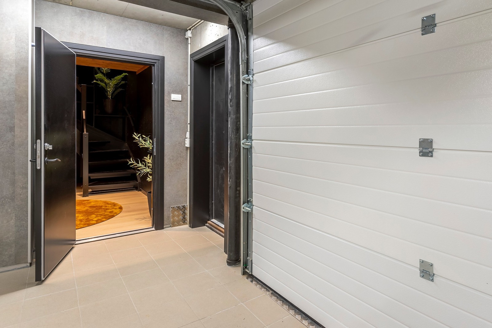 Via egen dør i garasjeanlegget kan man gå direkte inn i hytta. Her har man umiddelbar tilgang til romslig garderobe og lagring noe som er spesielt praktisk etter en dag i skibakken. Galleribilde