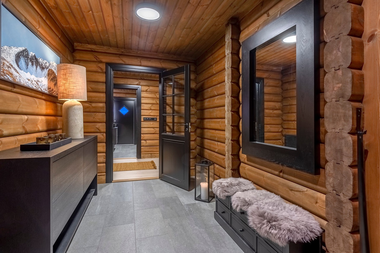 Fra entre har man tilgang til 2 bad, soverom og trappeløp som fører ned til kjelleren. Galleribilde