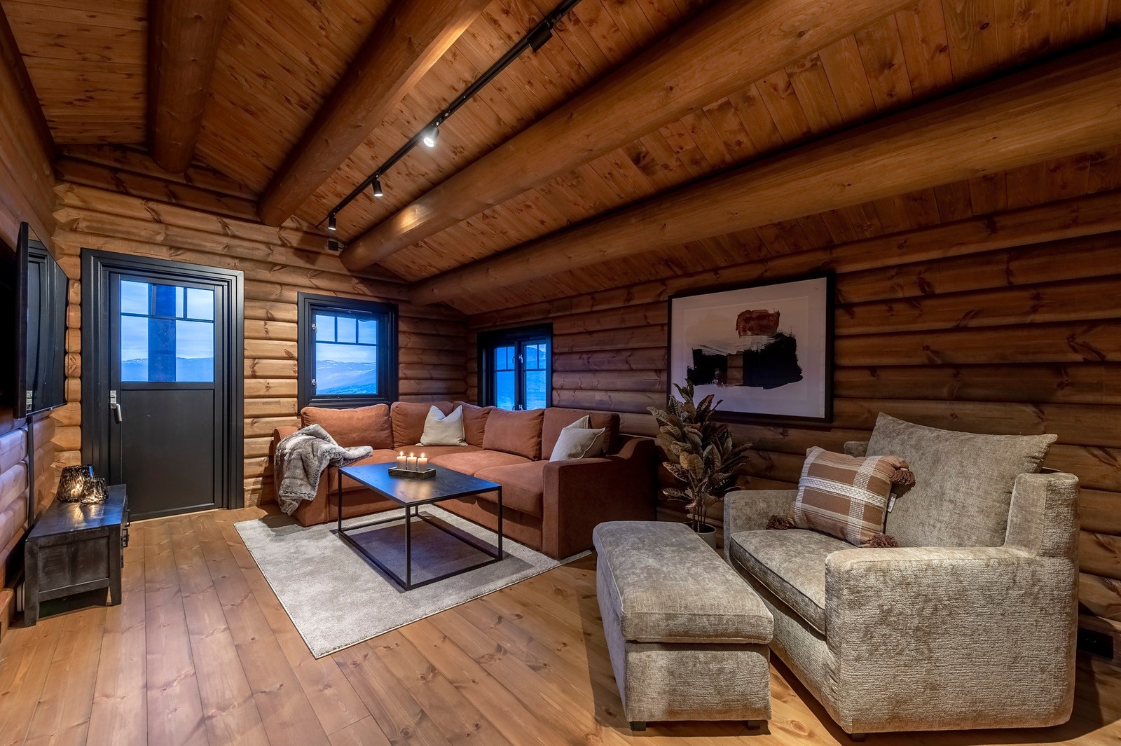 Stuen i etasjen har den samme flotte utsikten som hovedetasjen og er en perfekt plass til å trekke seg tilbake, her har man tilgang til 5kvm balkong. Galleribilde