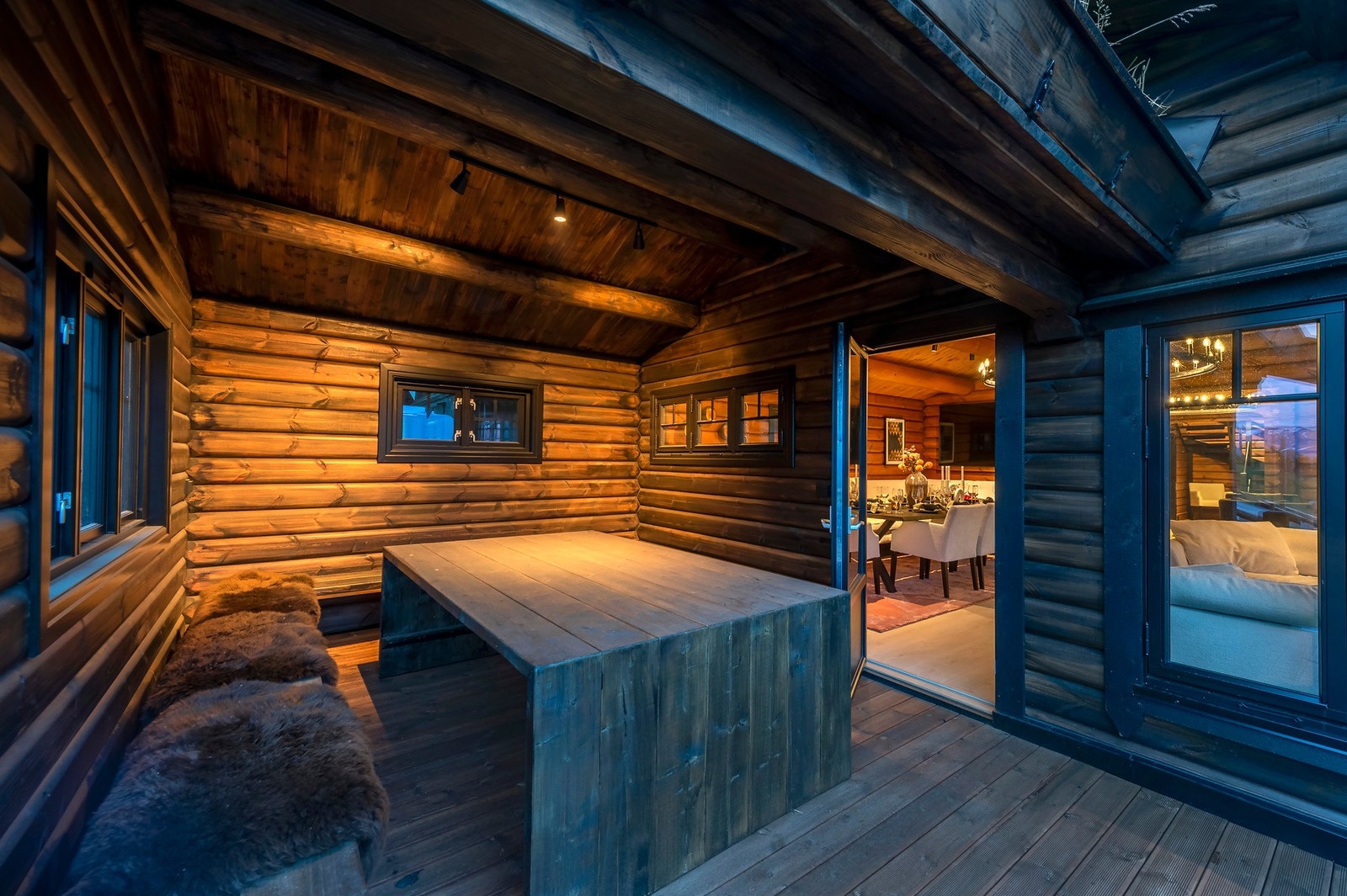 Fra stuen er det direkte utgang til hyttens utestue og terrasse. Galleribilde