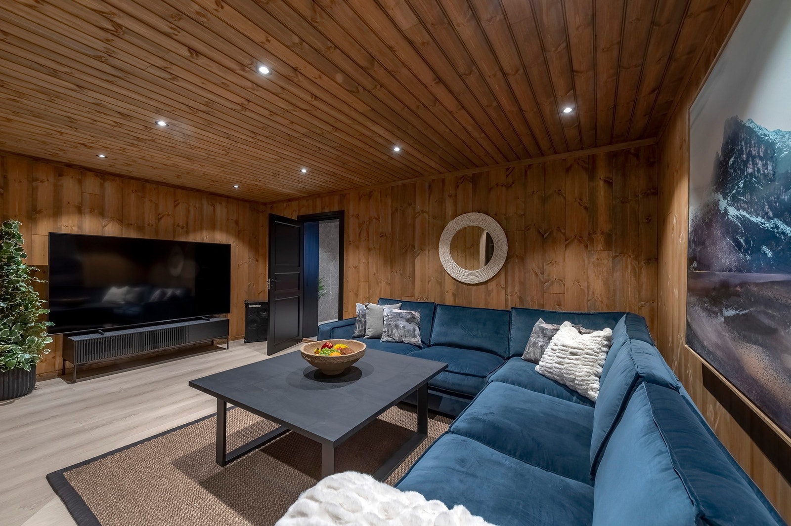 Med hele 3 stuer kan feks Tv-stue i kjeller egne seg treningsrom Galleribilde