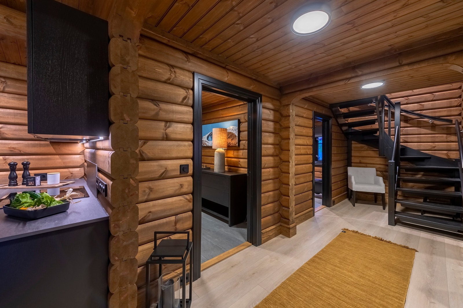 Fra gangen leder en flott trapp opp til hyttas andre etasje. Galleribilde