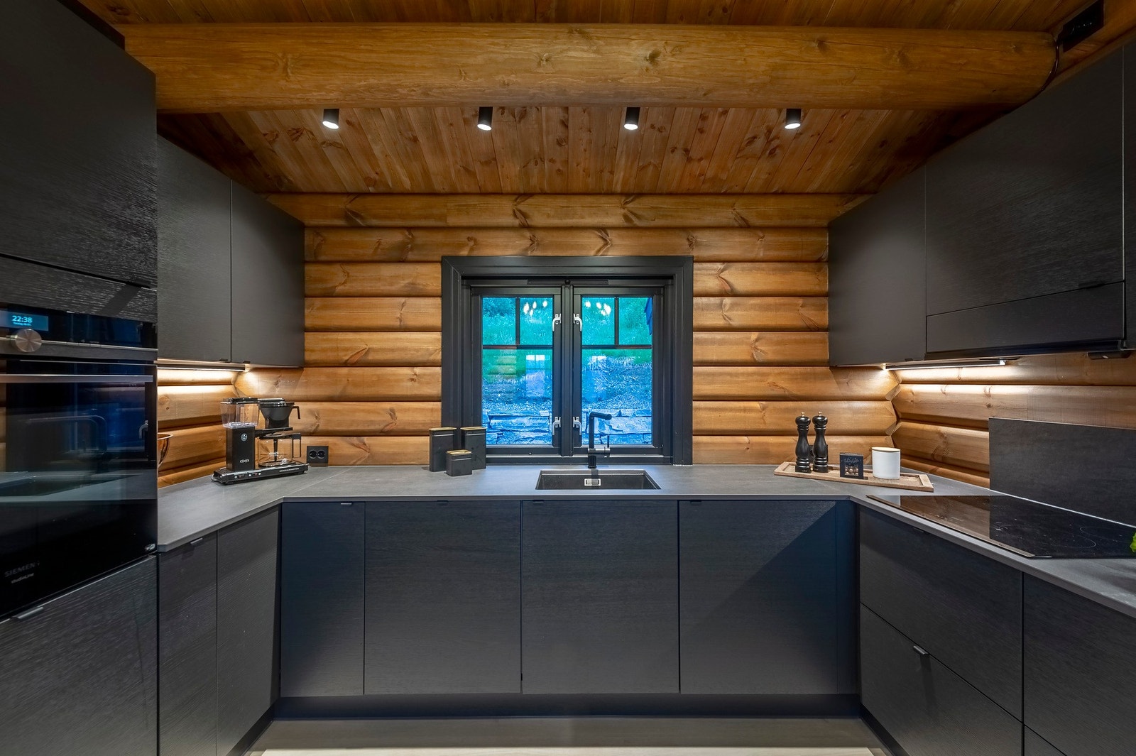 Kjøkkenet har følgende integrerte hvitevarer: Fullt kjøleskap, oppvaskmaskin, ovn og induksjonstopp. I tillegg har man kombinert kjøl/frys med isbitmaskin under trappa nede i kjelleren. Stort vinskap i kjellerstue. Galleribilde