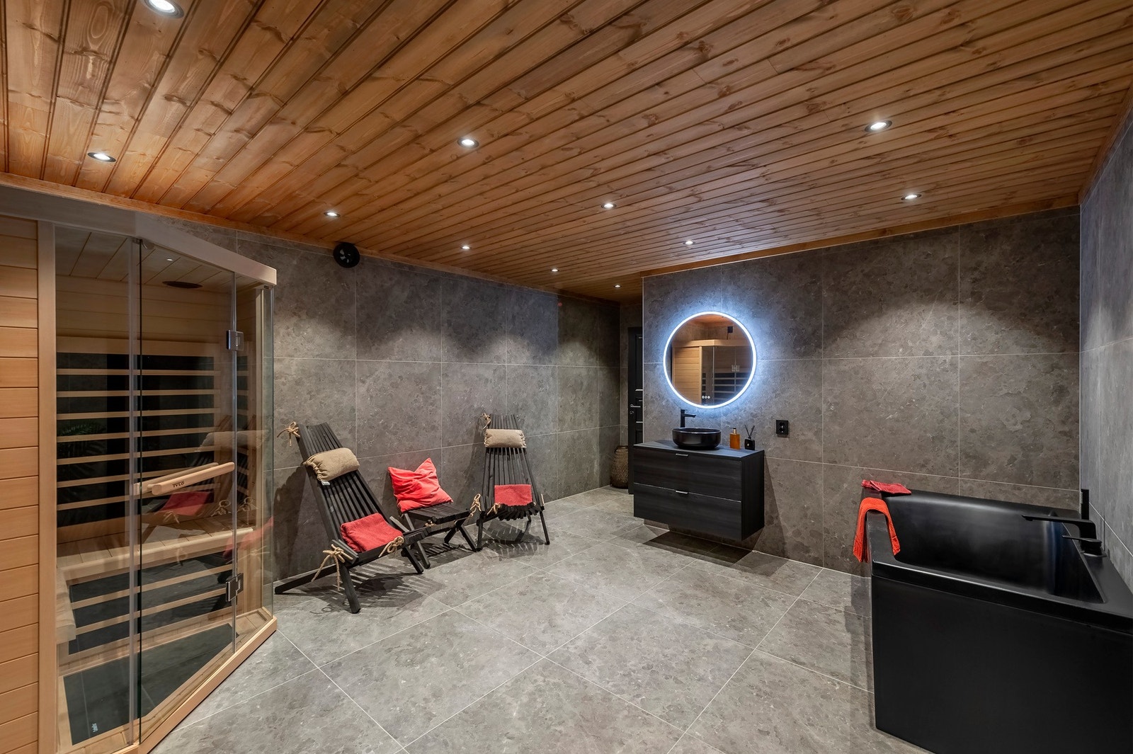 Spaavdelingen har dusj, badekar, toalett samt infrarød Badstu, det er rikelig med plass for videre utnyttelse Galleribilde