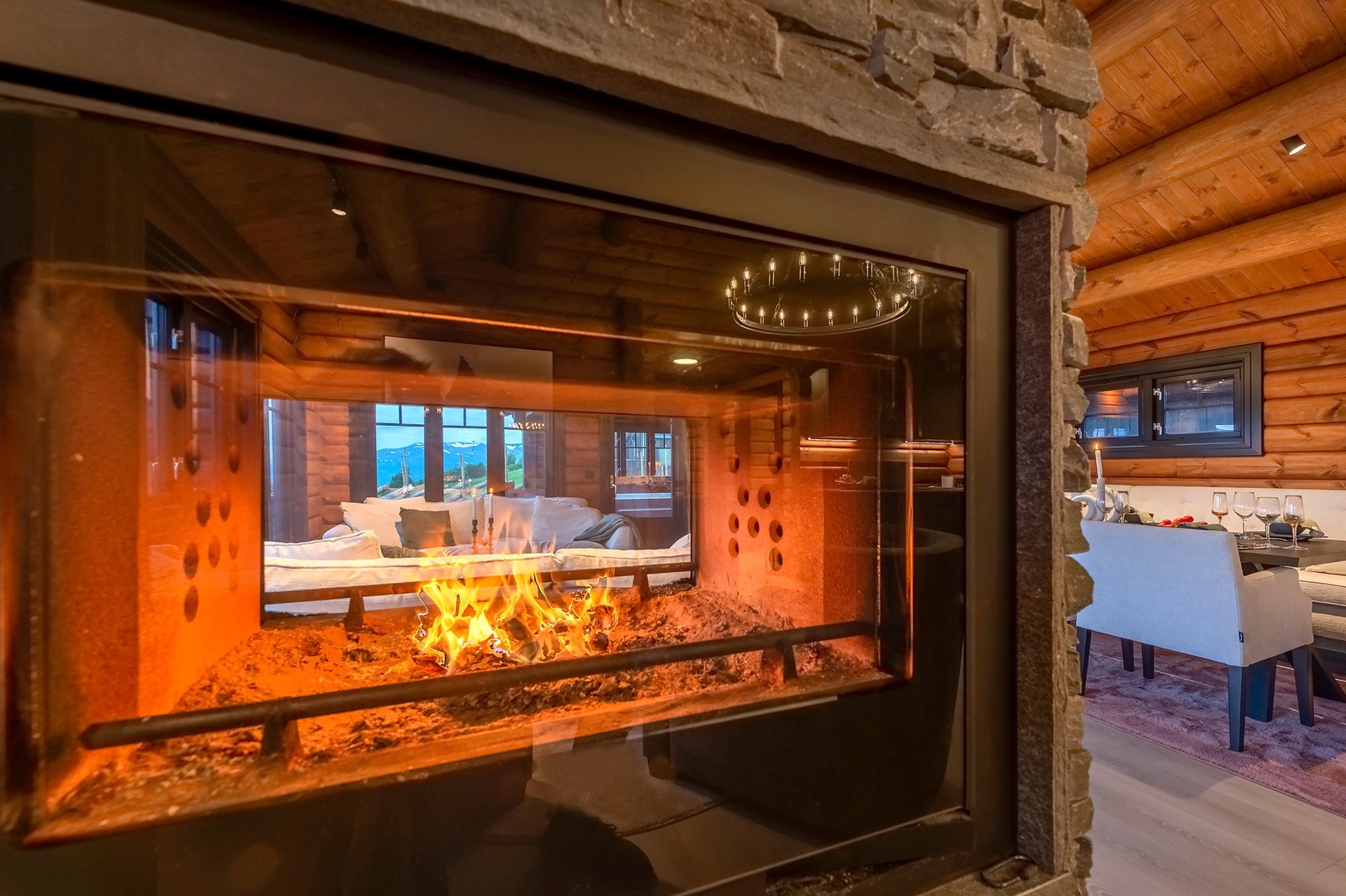 Flott plassbygget peis av lokal håndtverker er et eget møbel på stuen. Galleribilde