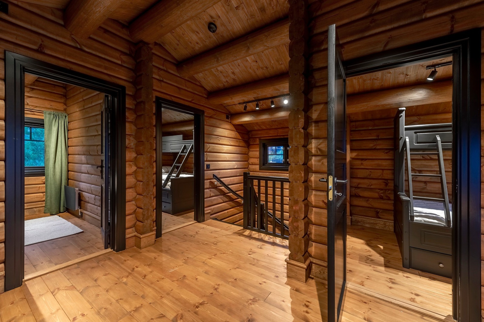 I andre etasje finner man tre soverom med plass til dobbeltseng. Galleribilde