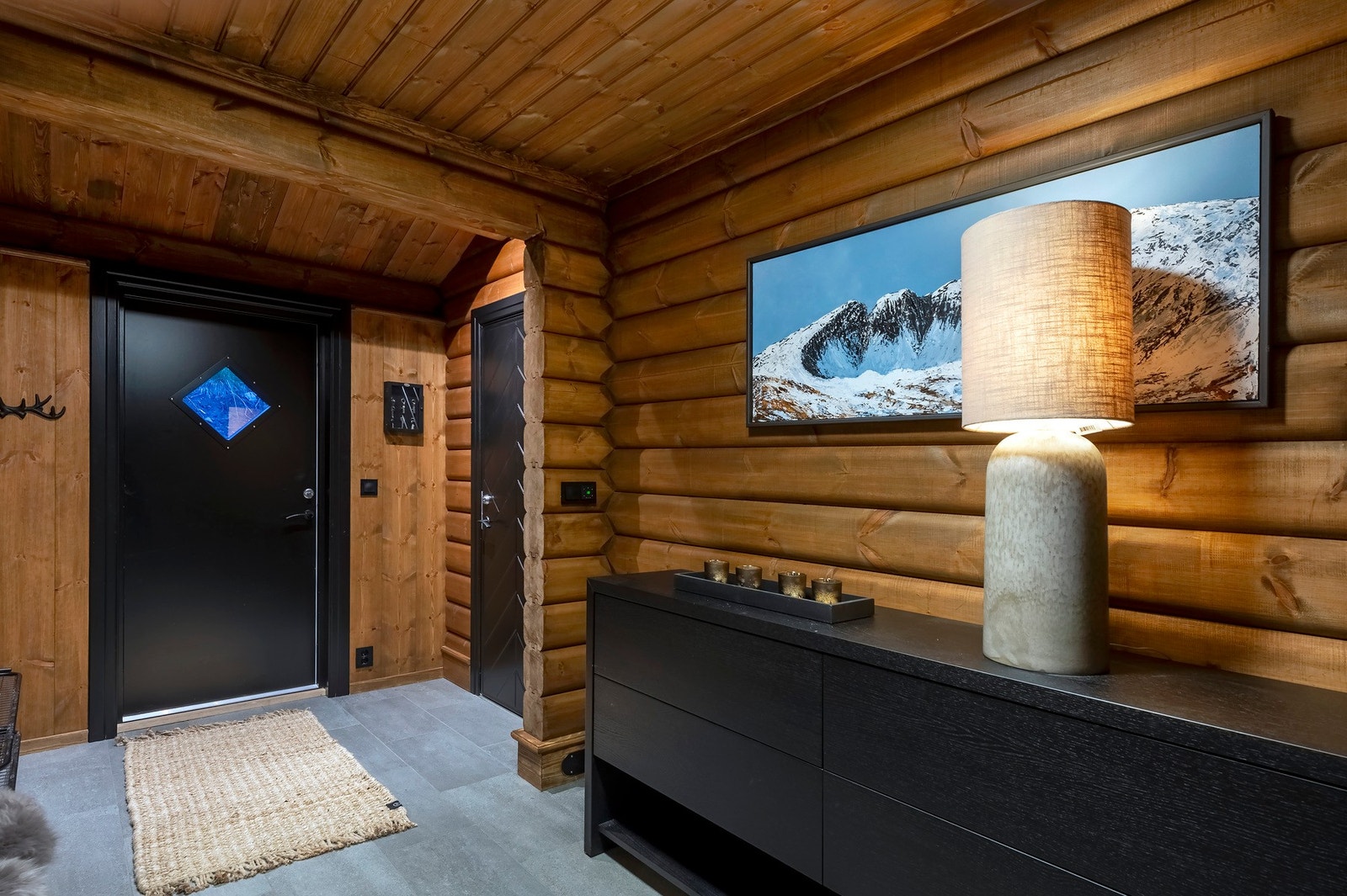 Entre har en stilren og innbydende utførelse med flislagt gulv. Galleribilde