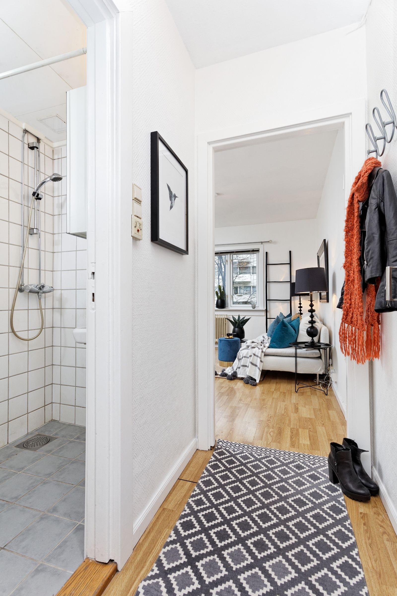 Entre og bad mot oppholdsrom Galleribilde