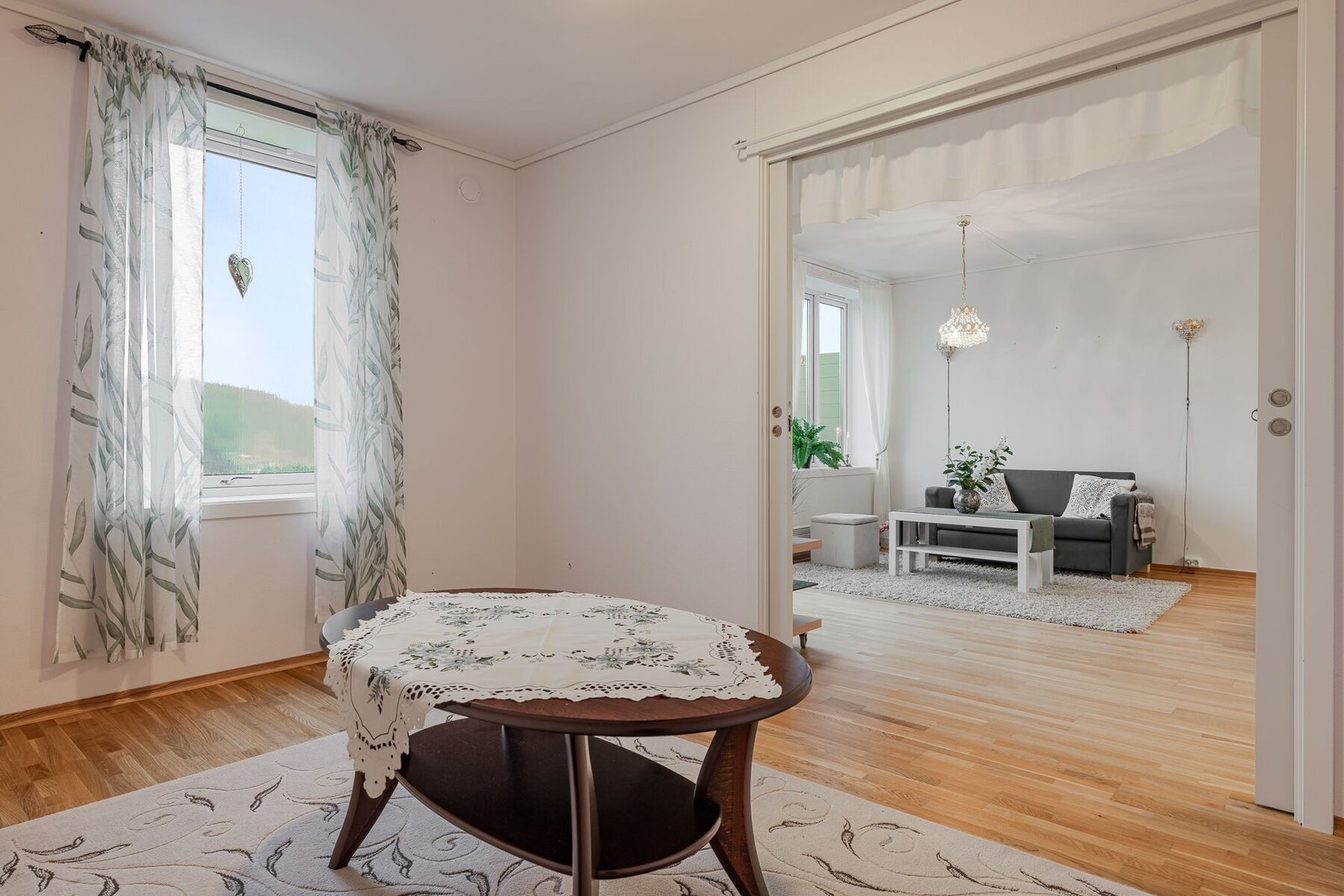 Det ene soverommet kan åpnes og brukes som en tilknytting til stuen Galleribilde