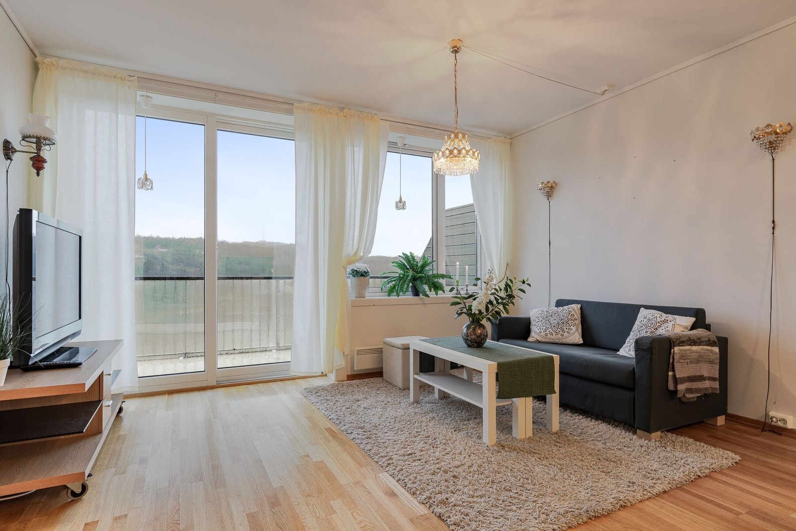 Romslig og åpen stue-Kjøkkenløsning på ca. 27 m² Galleribilde