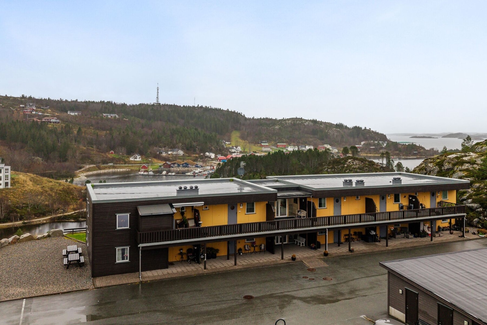 Utvendig parkering på borettslagets tomt. Galleribilde