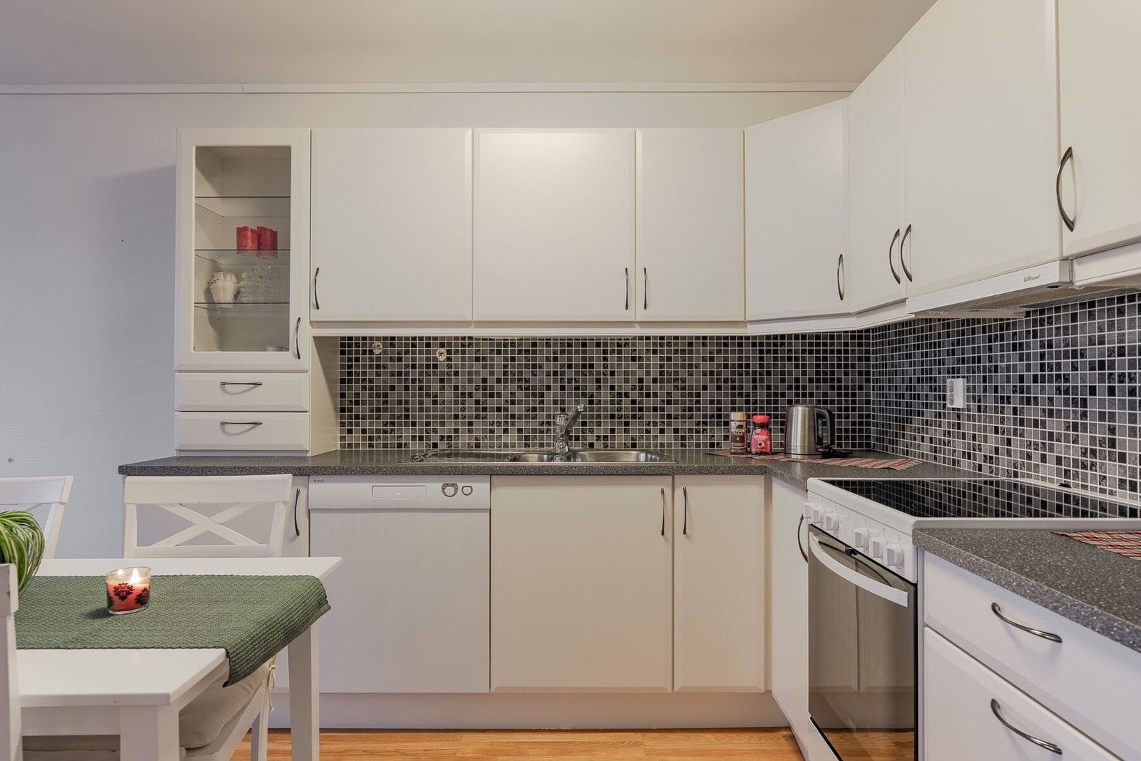 Kjøkkenet har rikelig med oppbevaringsplass Galleribilde