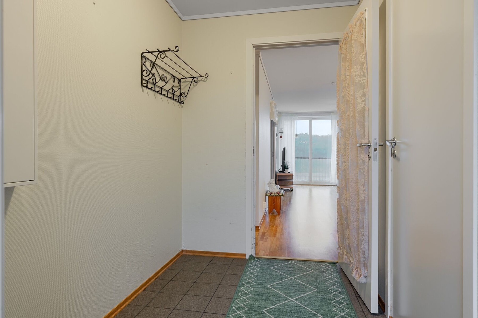 Flislagt entré med plass til kles- og skooppbevaring Galleribilde