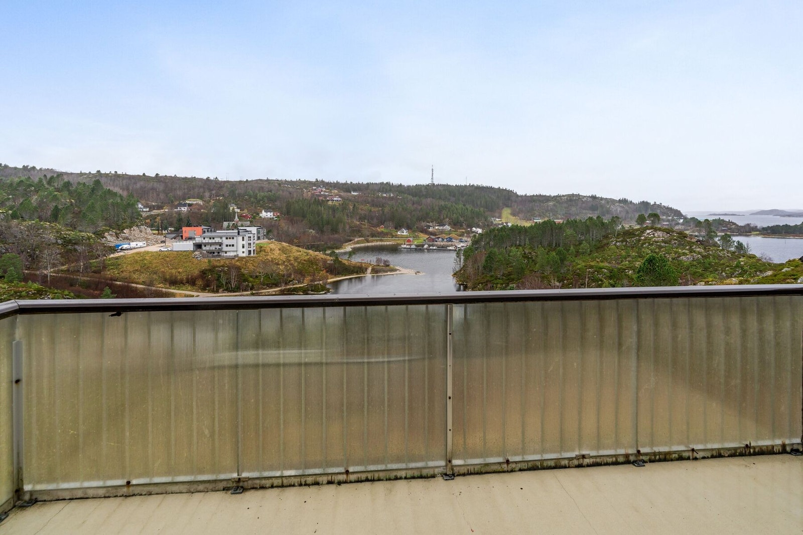 Fra leiligheten har man flotte utsiktsforhold og fine turområder rett utenfor døren Galleribilde