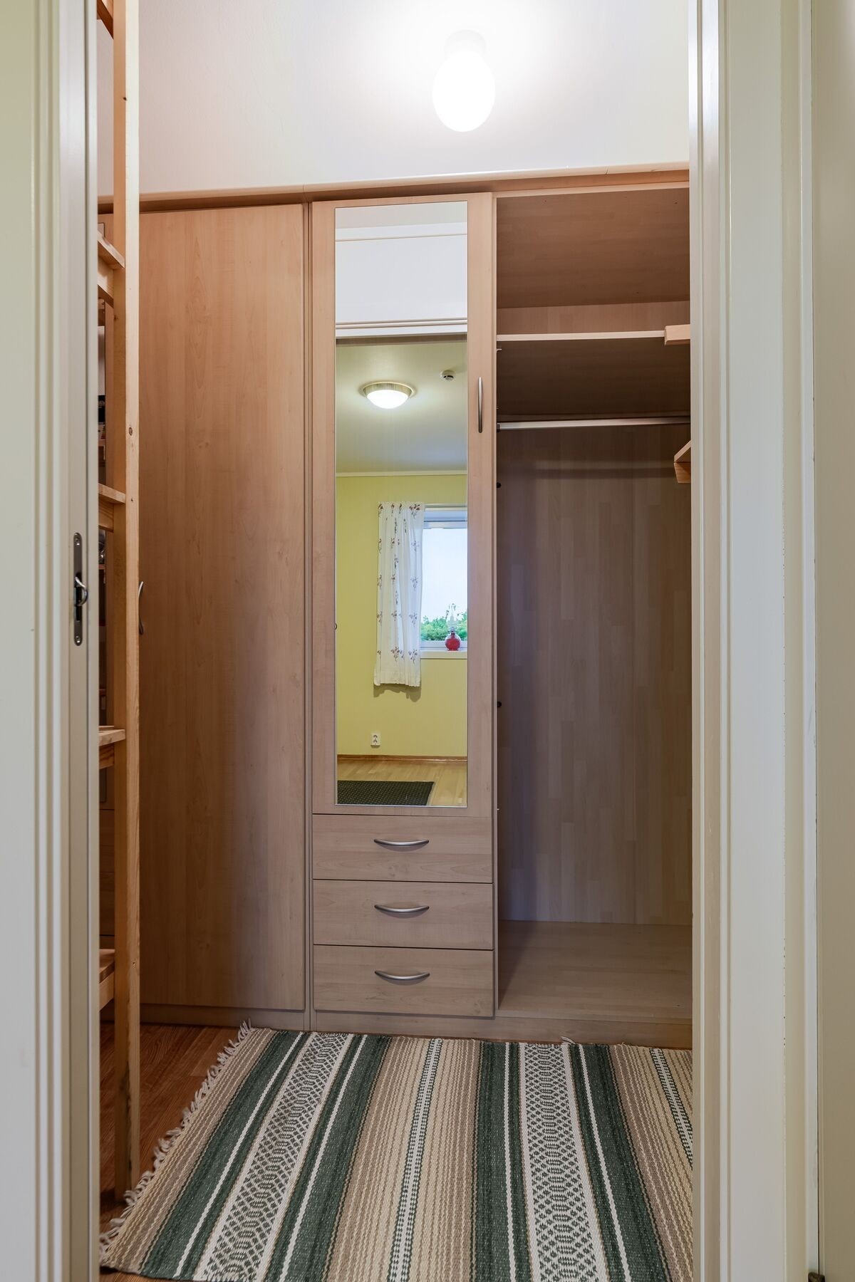 Soverom nr. 2 har adkomst til eget garderoberom Galleribilde