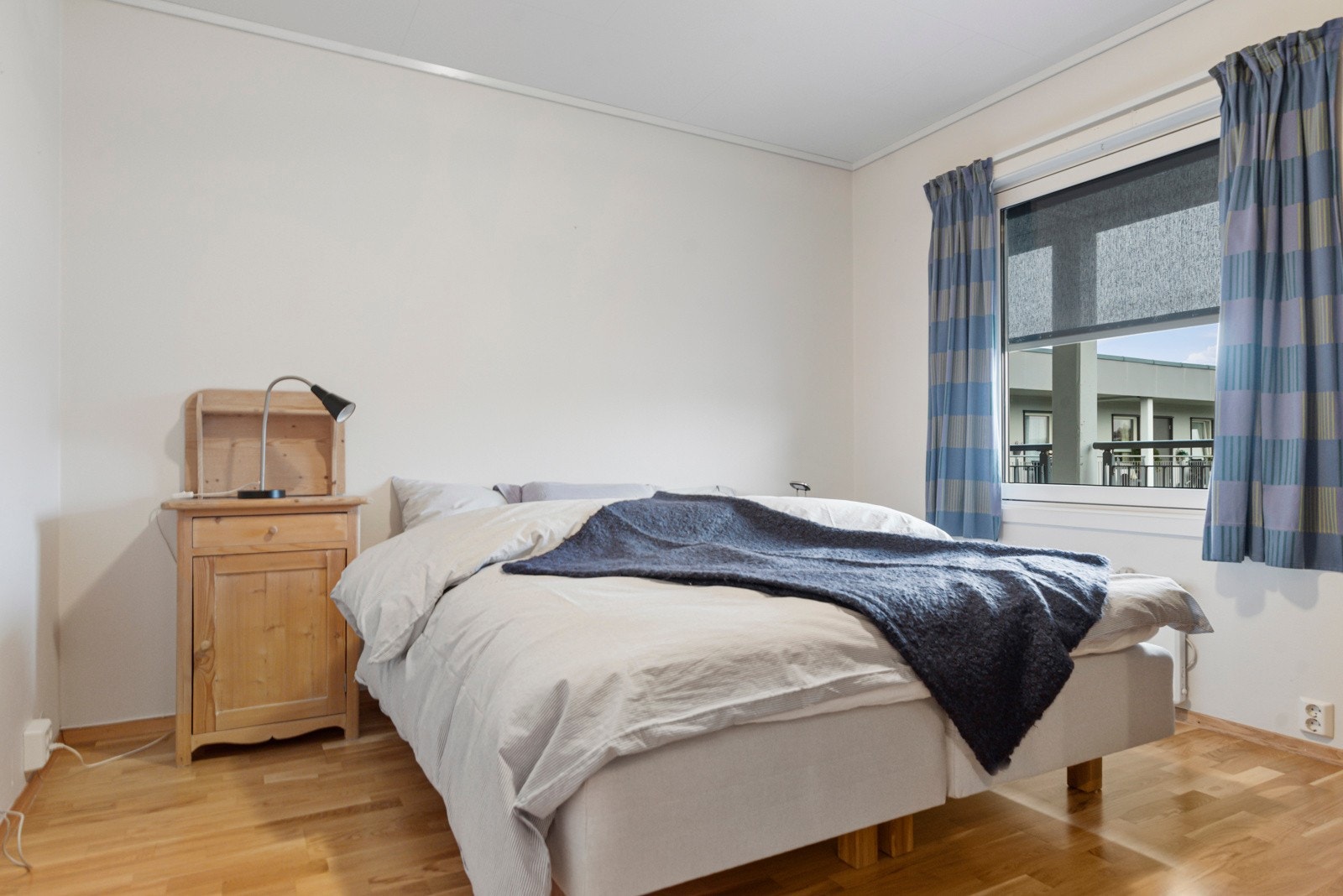 Hovedsoverom med god plass for garderobe. Galleribilde