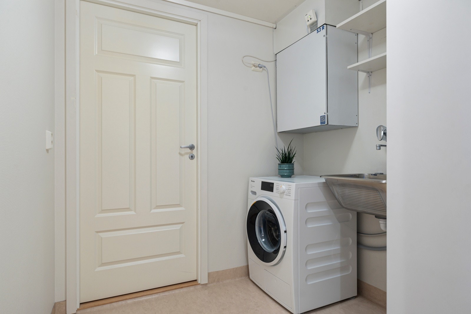 Adskilt vaskerom med tilhørende bod. Galleribilde