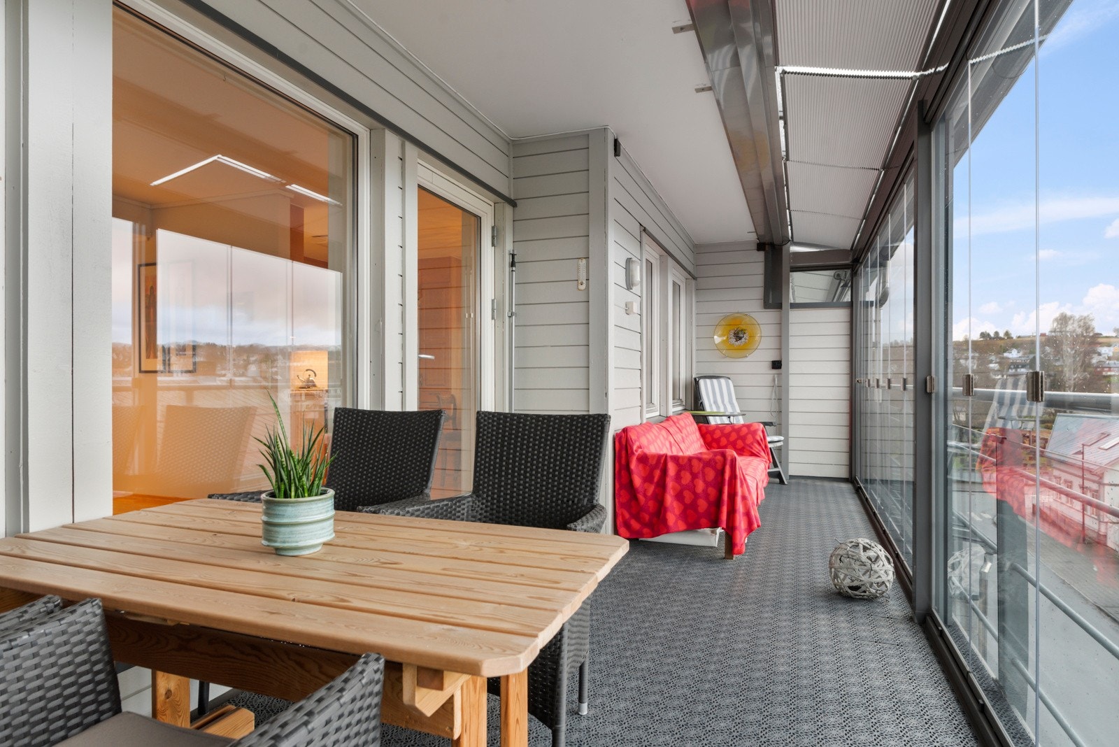 Innglasset balkong med svært gode solforhold. Galleribilde