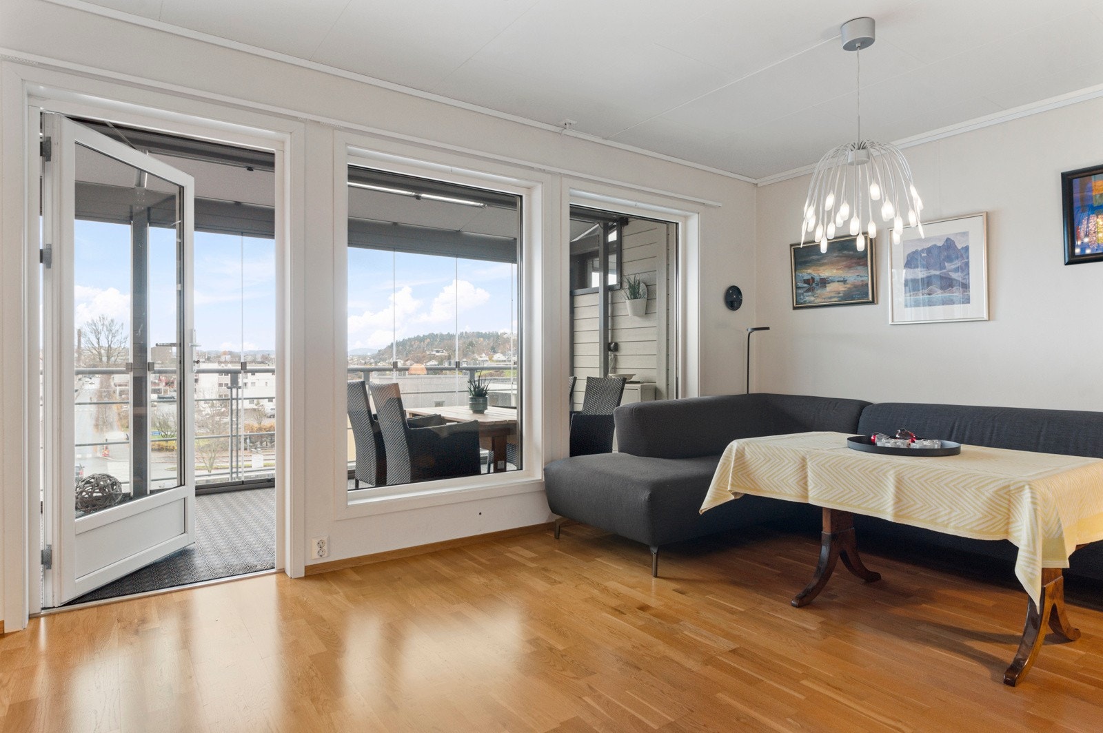 Lys og åpen stue med utgang til innglasset balkong. Galleribilde