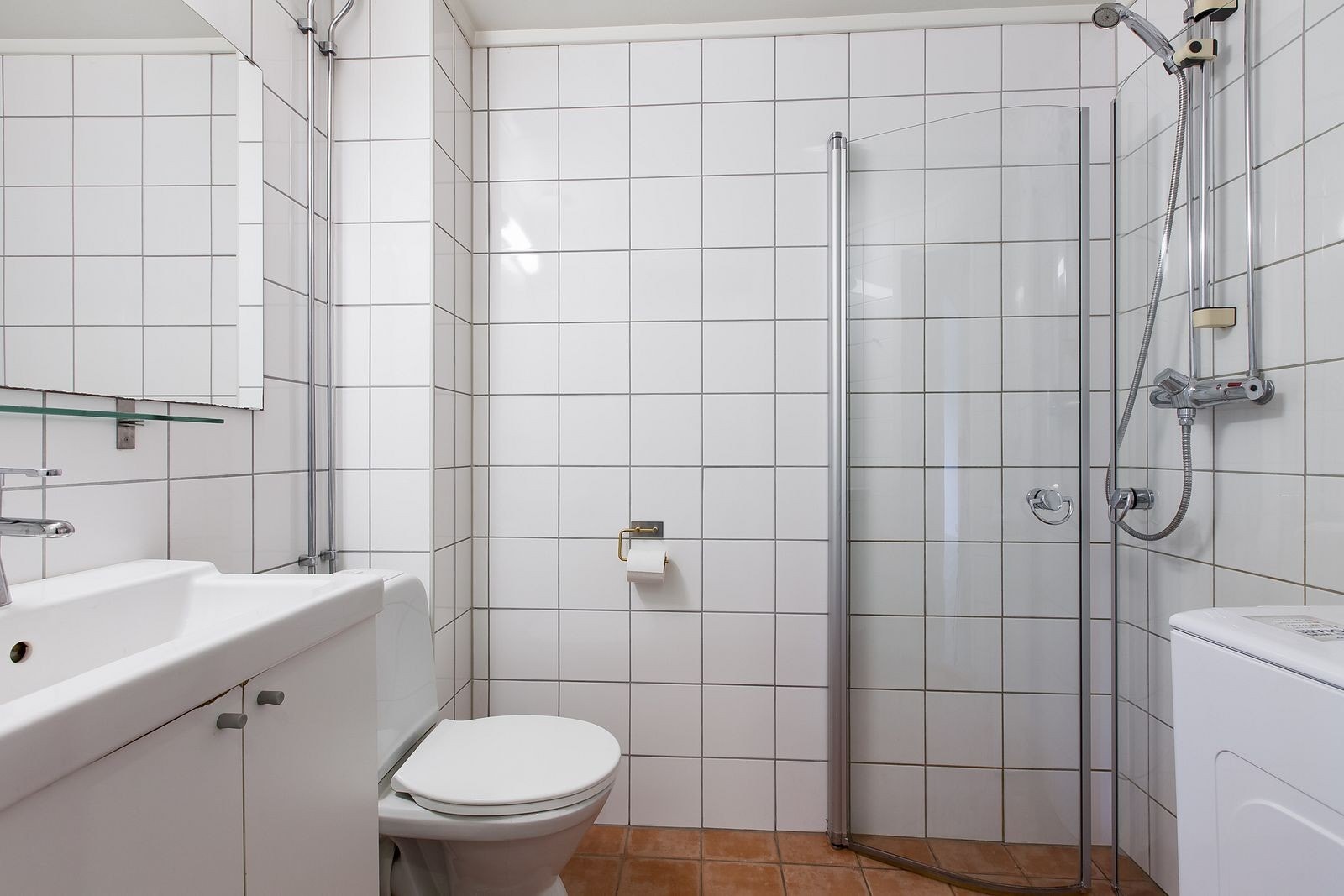 Flislagt baderom. Varmekablene fungerer ikke. Vaskemaskin medfølger. Galleribilde