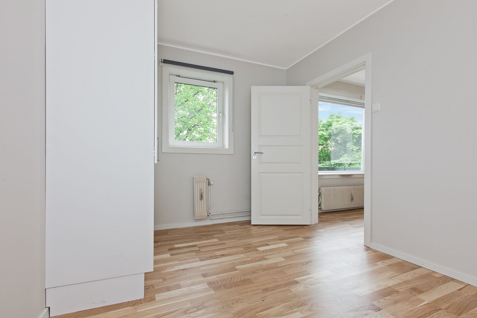 Soverom med garderobeskap. Galleribilde