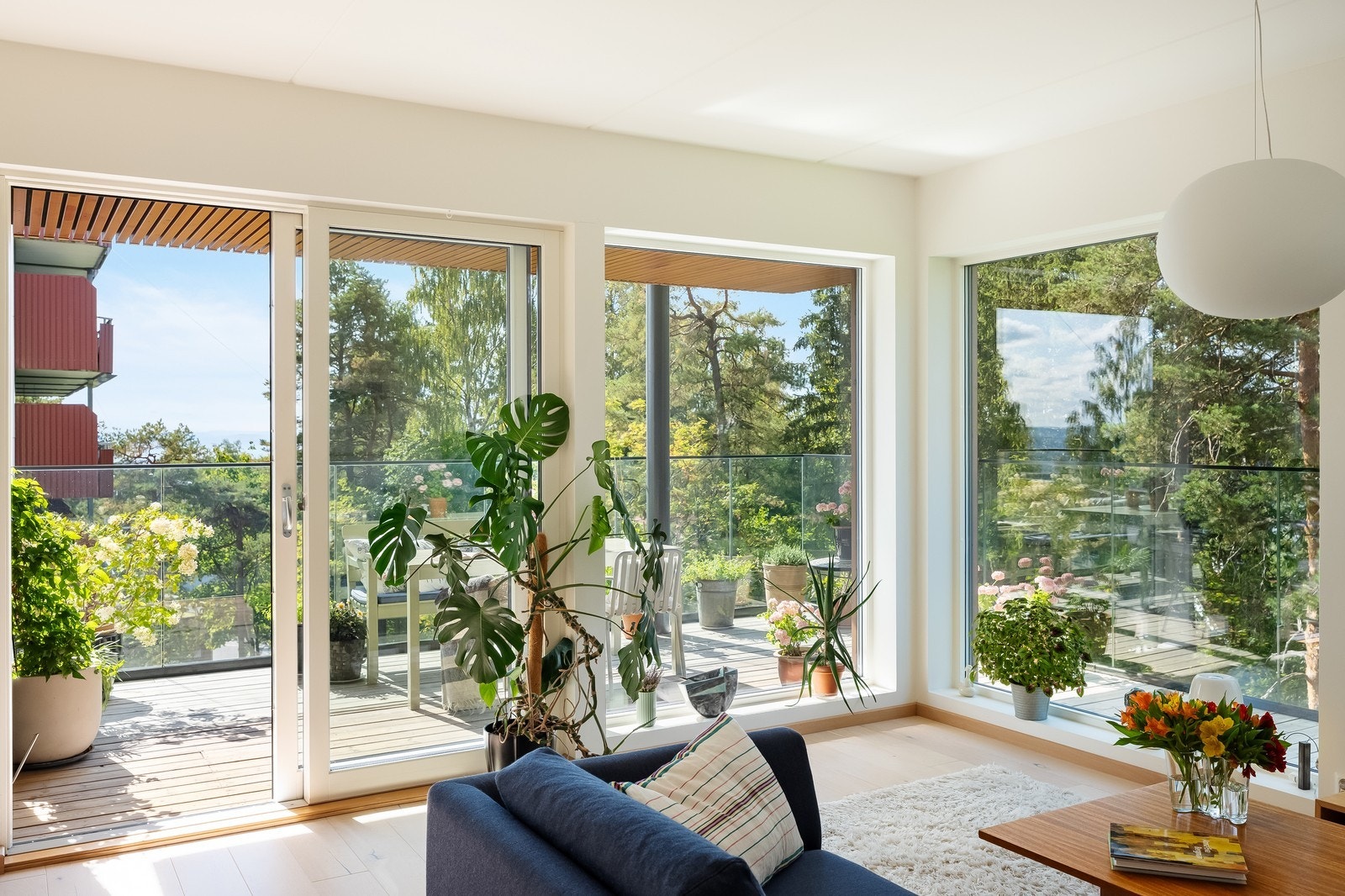 Store vindusflater som slipper inn rikelig med naturlig lys. Galleribilde