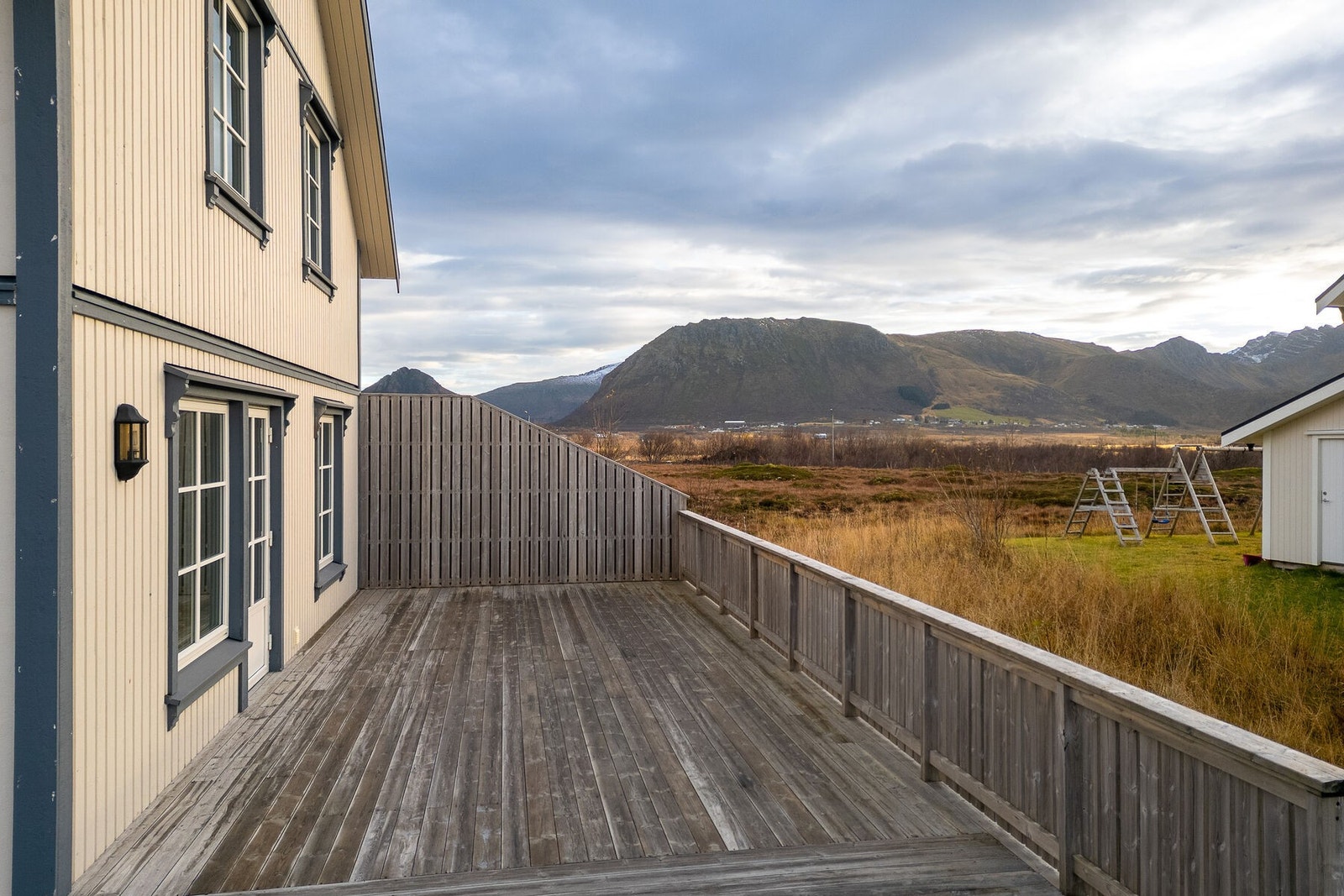 Eiendommen grenser mot friområde i øst, som gir fri og god utsikt mot fjell og omgivelser. Sørvendt terrasse med gode solforhold. Galleribilde