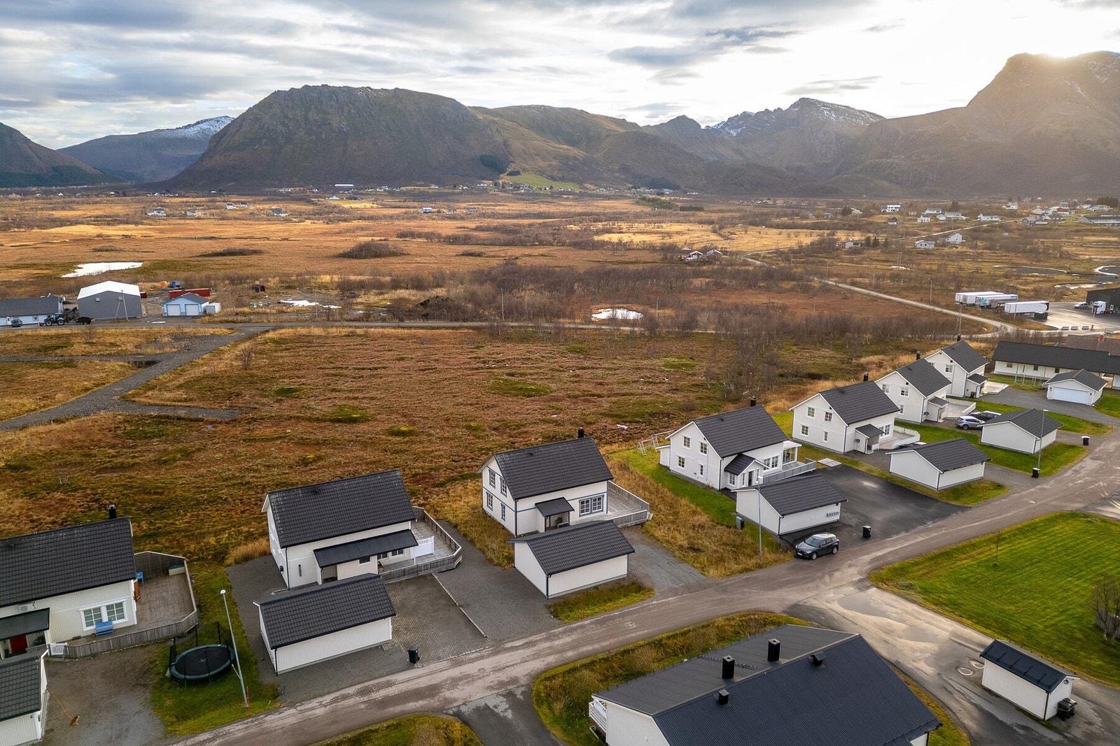 Solåpen beliggenhet i etablert, rolig og barnevennlig boligområde, og med hovedfasade mot sør. Galleribilde