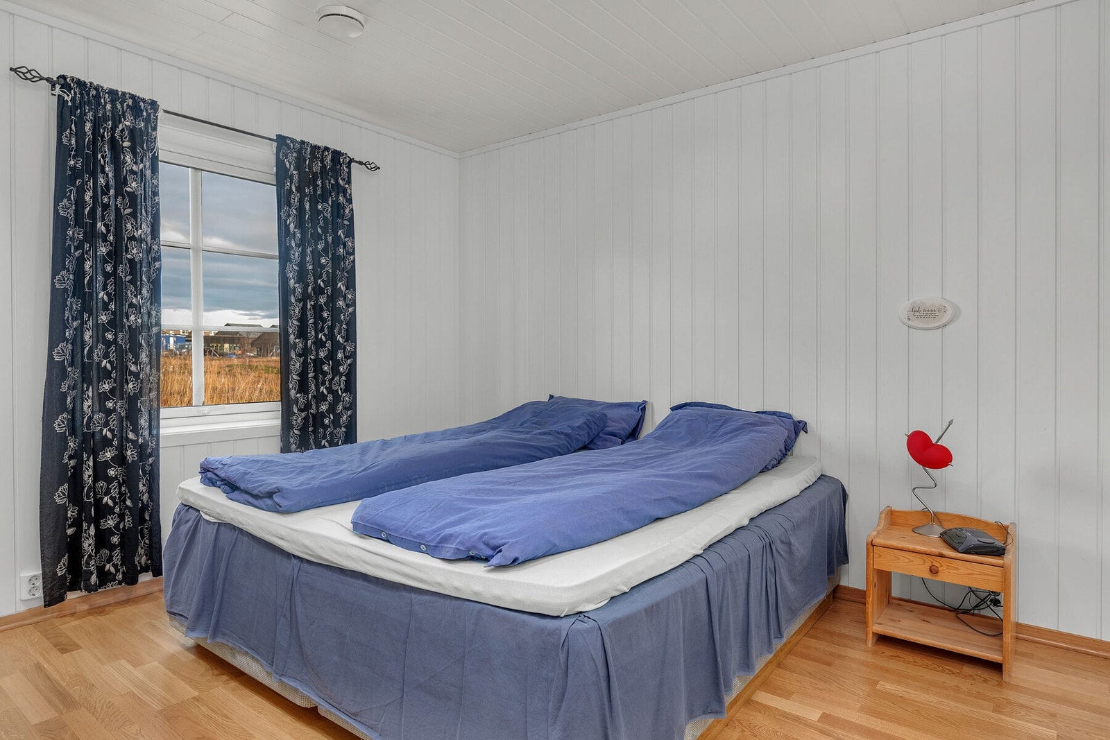 Soverom 1 er romslig, og har god plass til seng av ønsket størrelse. Galleribilde