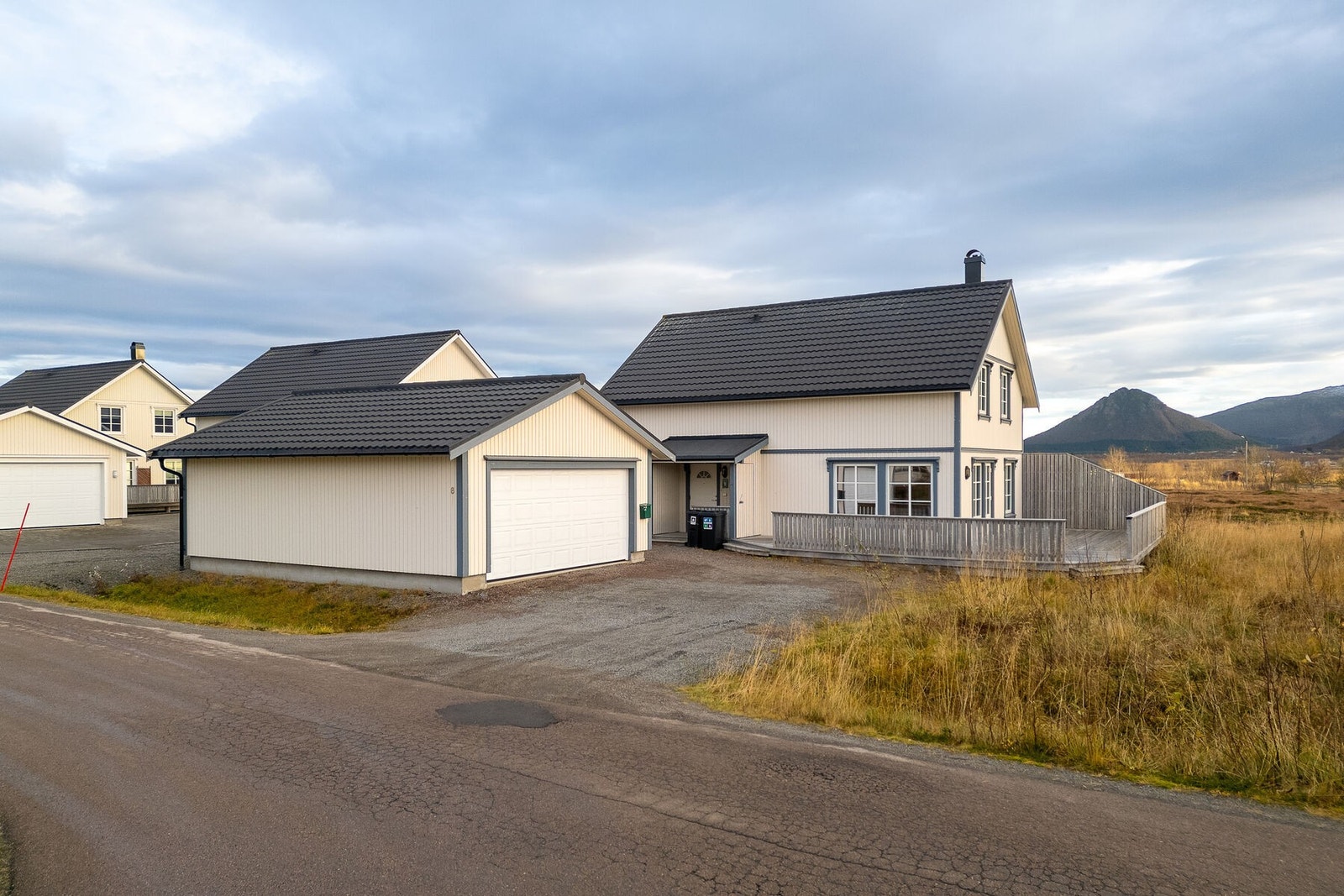 Tomten er delvis opparbeidet med plen og busker, og delvis naturtomt. Galleribilde