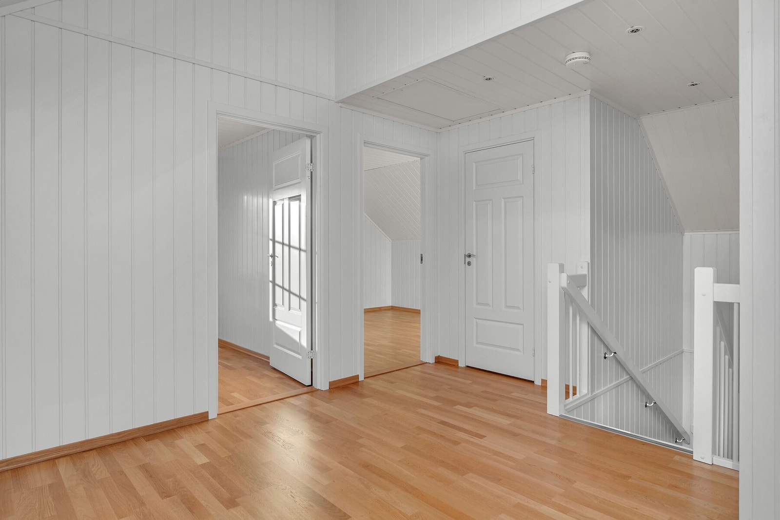 Fra loftstuen er det adkomst til ytterligere tre soverom, bad nummer 2 og en bod. Galleribilde