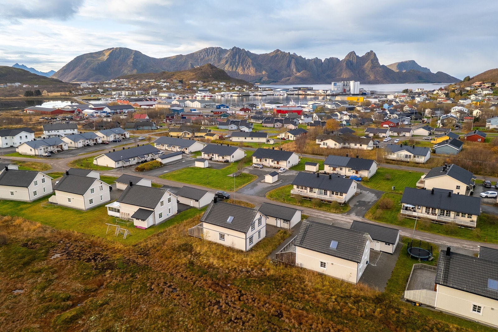 Eiendommen ligger i lett hellende terreng, i meget sentrumsnært boligområde på Myre med gangavstand til det meste. Galleribilde
