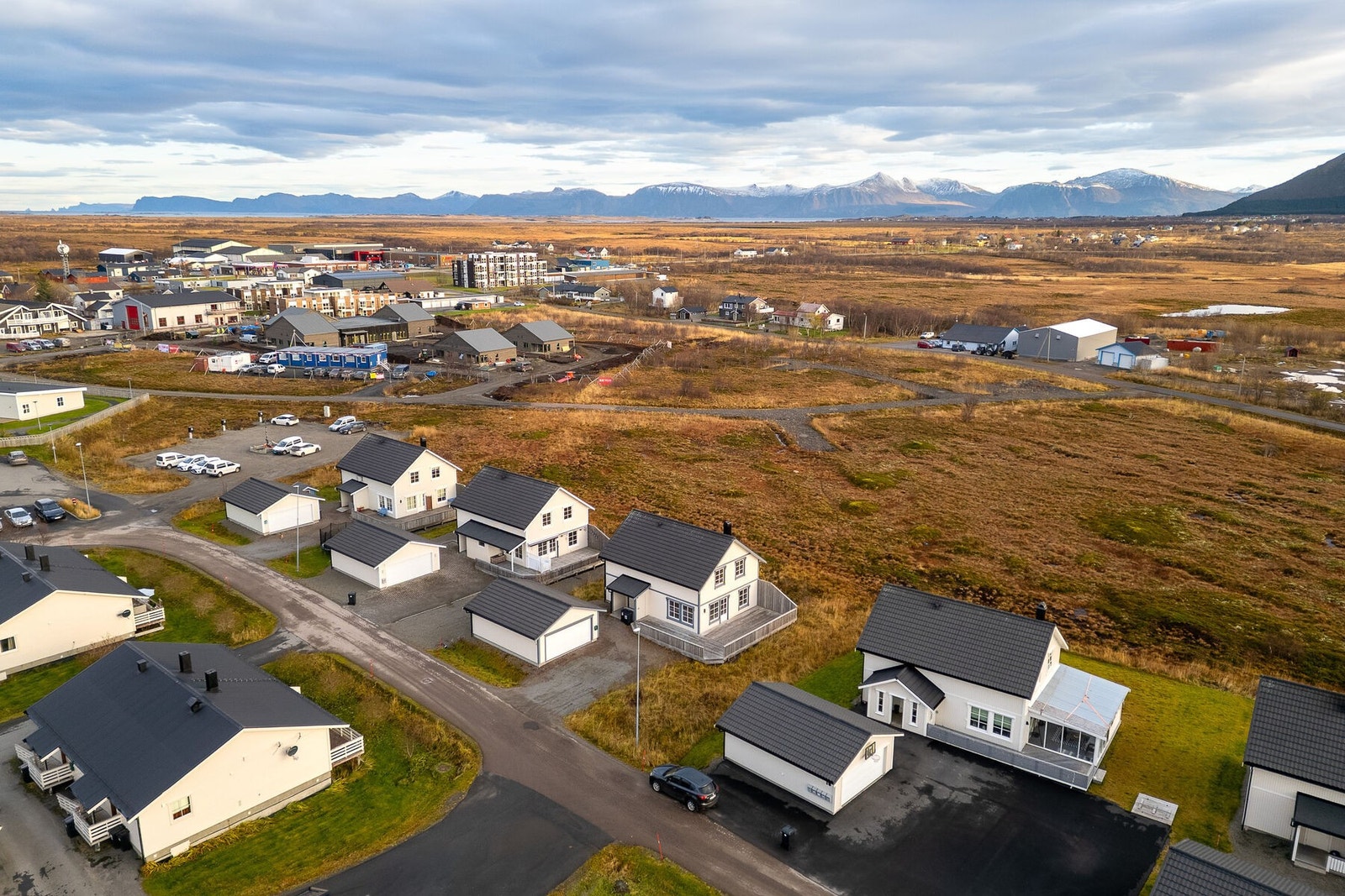 Eiendommen sett fra lufta og nærområdet rundt. Galleribilde