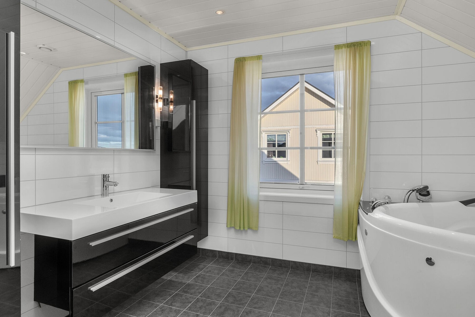 Bad nummer 2, også med flislagt gulv, elektrisk gulvvarme og spotbelysning i tak. Galleribilde