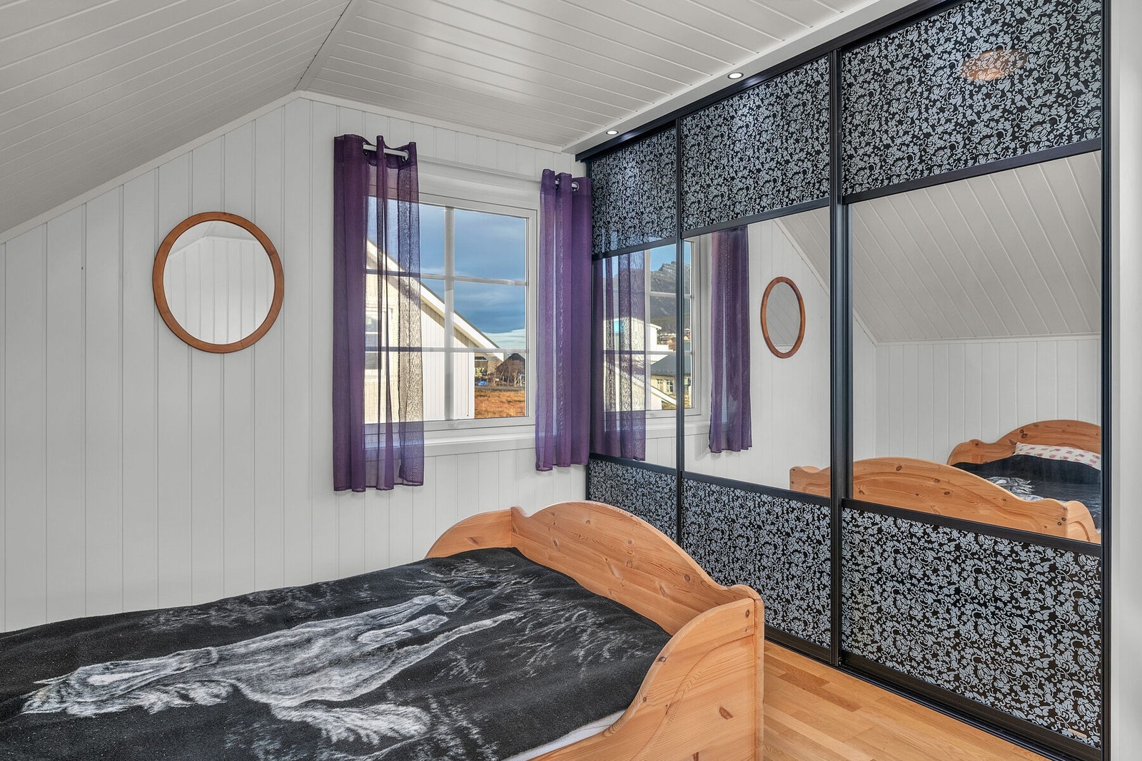 Soverom 2 er innredet med skyvedørsgarderobe. Galleribilde