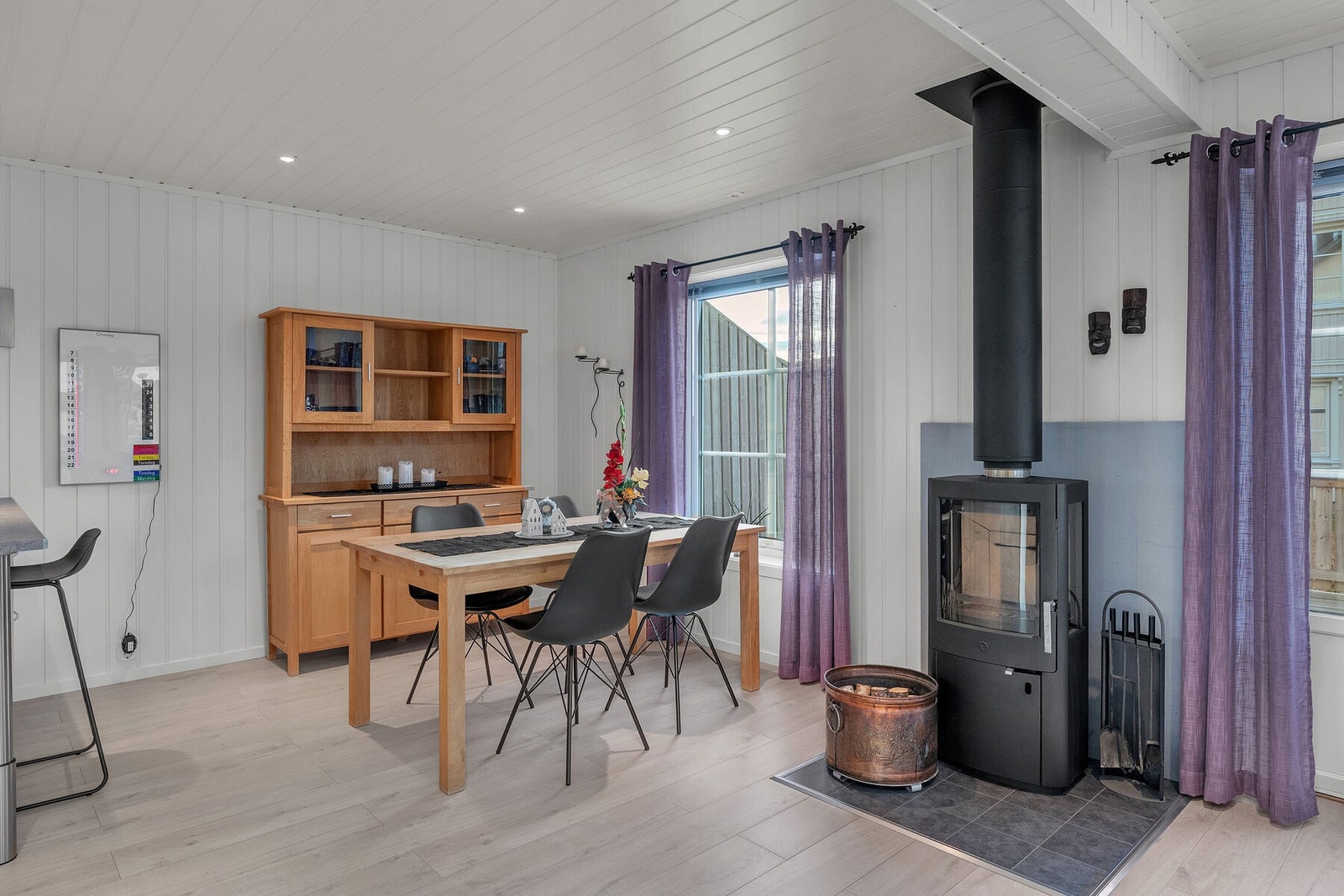 Stuen har plass til både sofakrok og spisegruppe. Spotter i taket gir jevn og fin belysning i flere av boligens oppholdsrom. Galleribilde