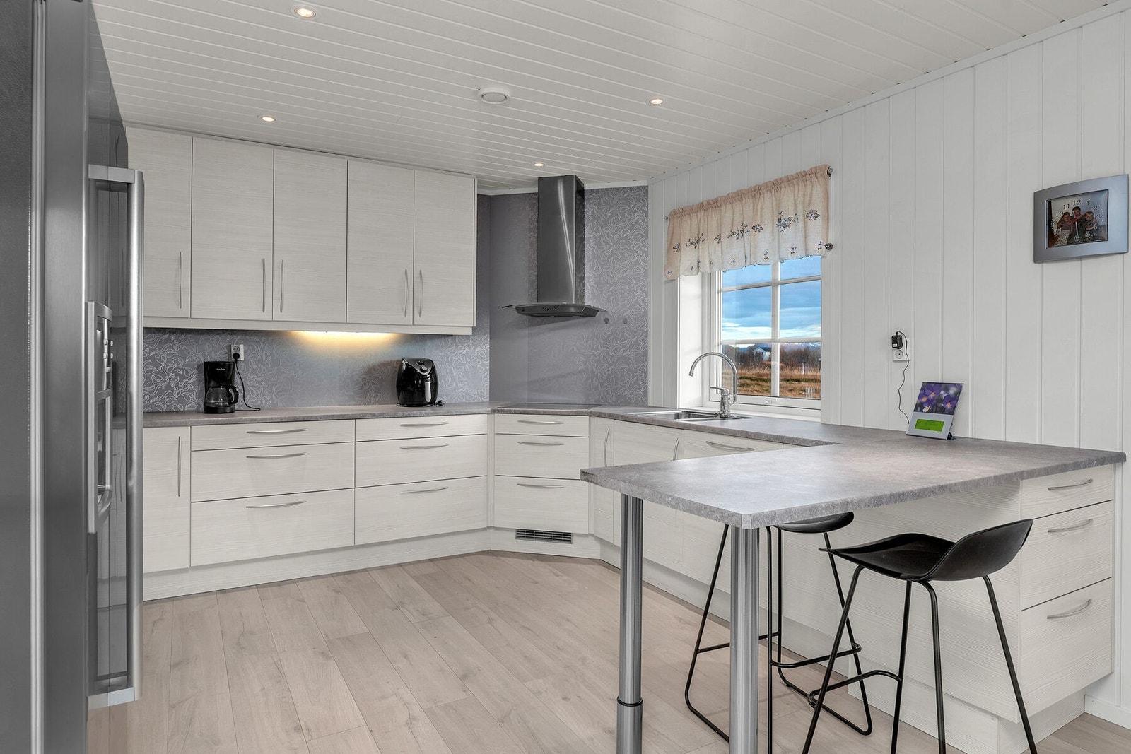 Kjøkkenet byr på rikelig med skap- og benkeplass, med takhøye overskap som utnytter plassen til det fulle. Galleribilde