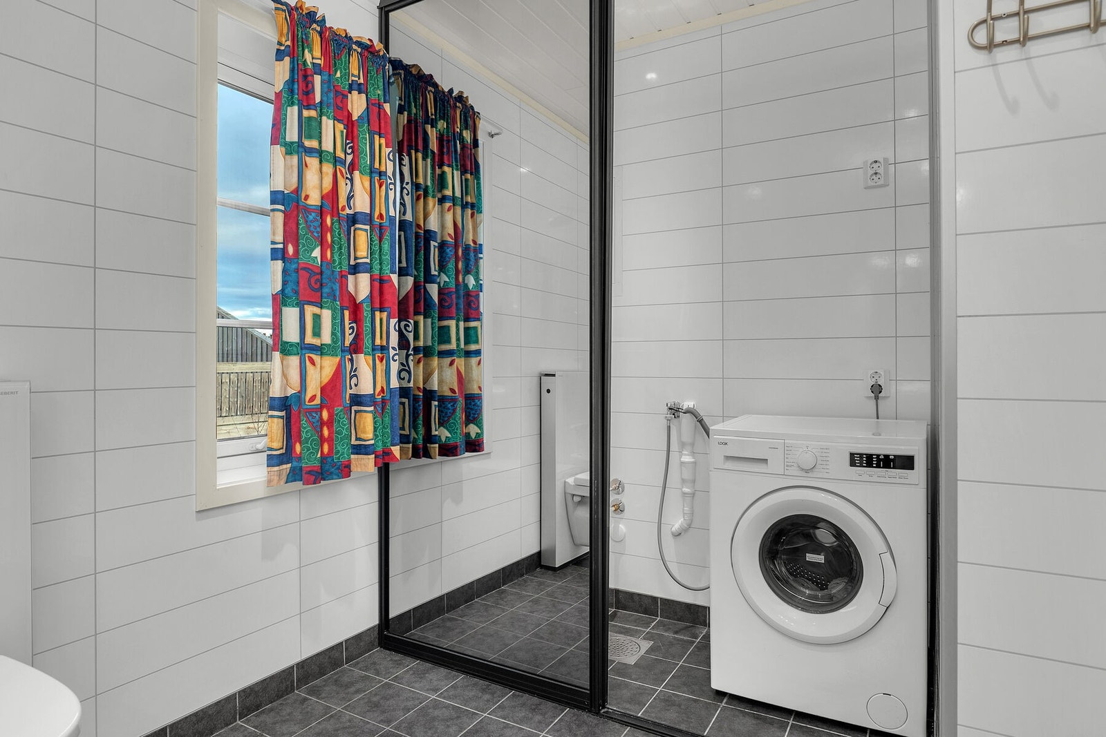 I tillegg er det opplegg for vaskemaskin, tørketrommel og varmtvannsbereder, som er praktisk plassert bak skyvedører med speil. Galleribilde