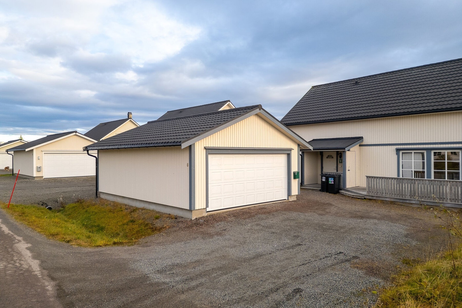 Parkering i en frittstående romslig garasje på ca. 44 kvm, og for øvrig på gruslagt gårdsplass. Galleribilde