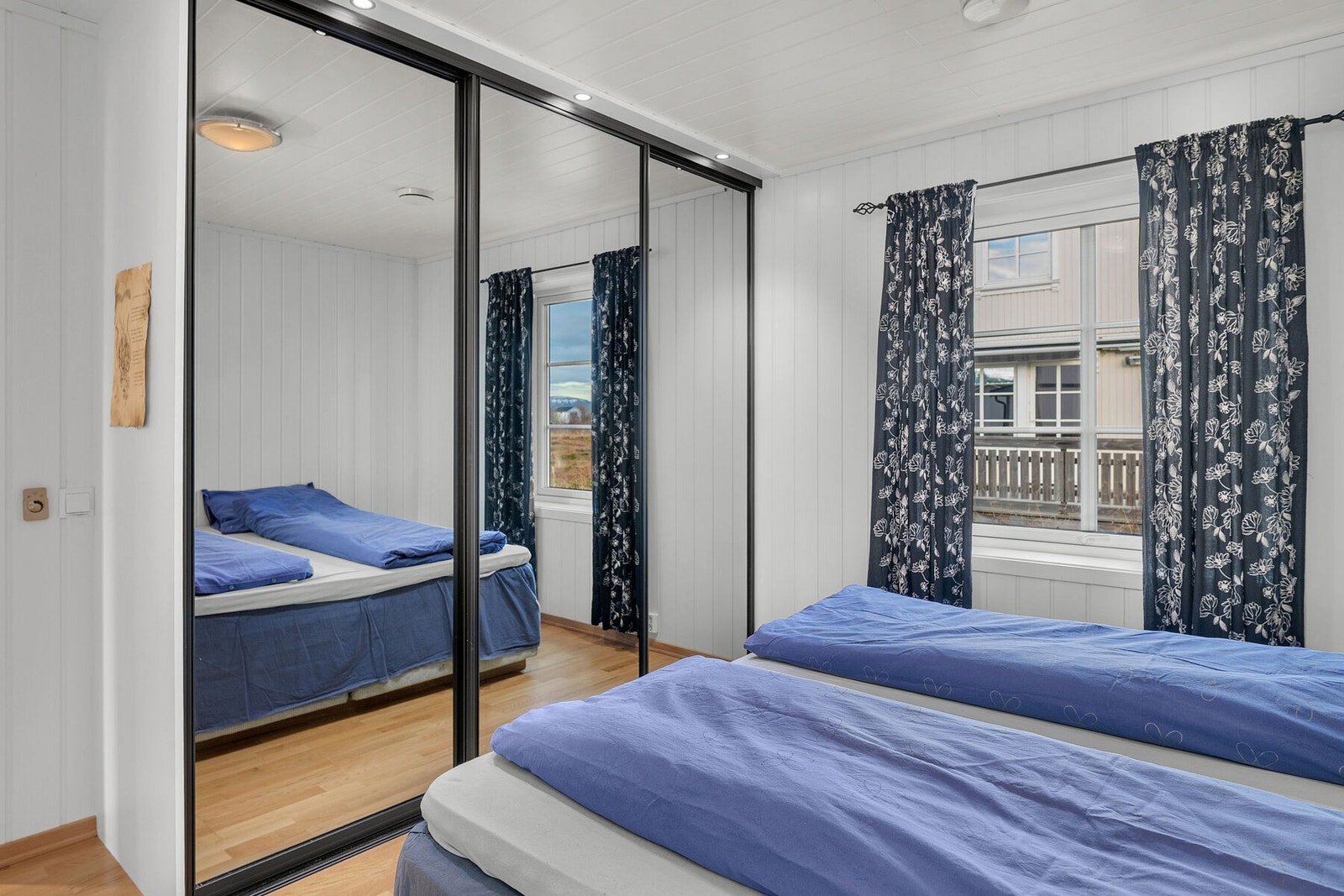 Soverom 1 er innredet med skyvedørsgarderobe. Galleribilde