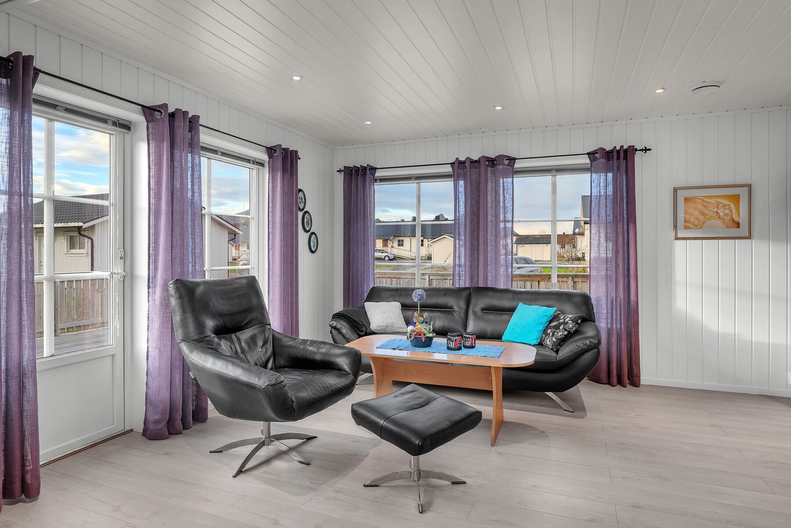 Stuen har store vindusflater som sørger for rikelig med naturlig lysinnslipp. Herfra er det direkte utgang til terrassen. Galleribilde