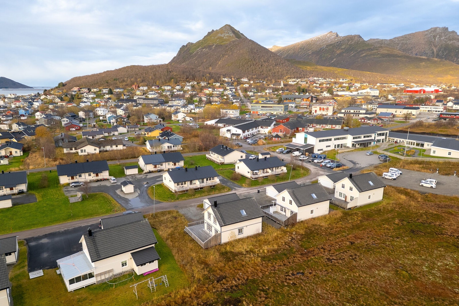 Eiendommen sett fra lufta og nærområdet rundt. Galleribilde