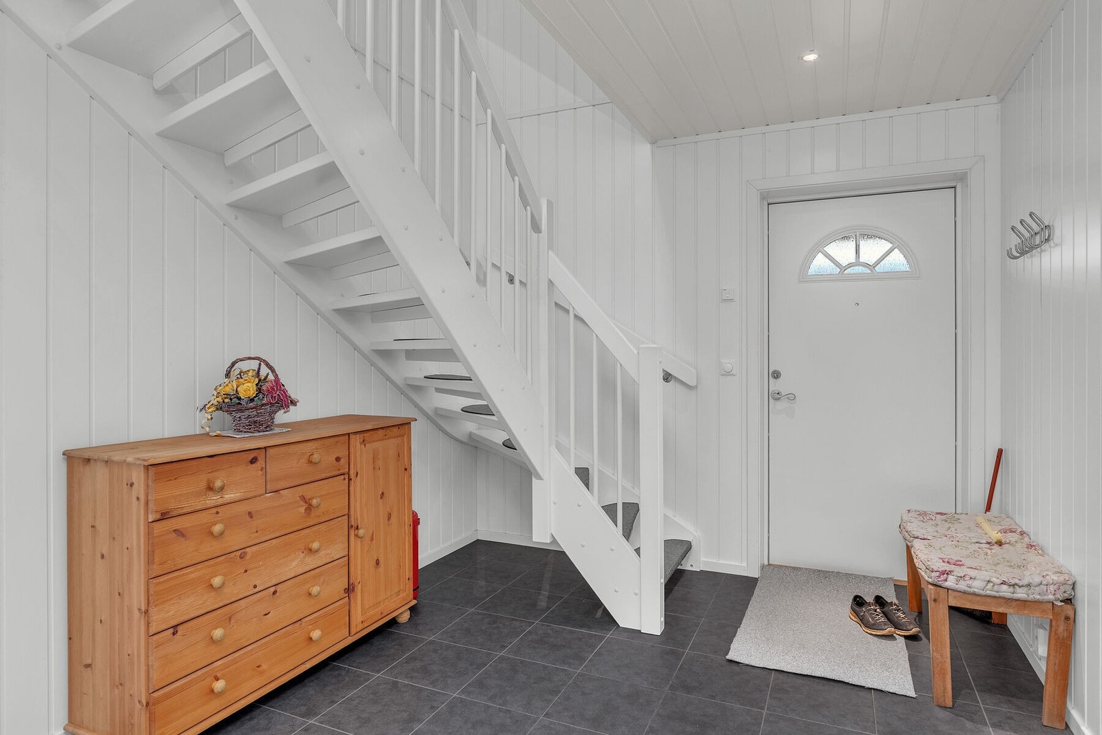 Romslig entré med fliser på gulvet, og spotbelysning i taket. Galleribilde