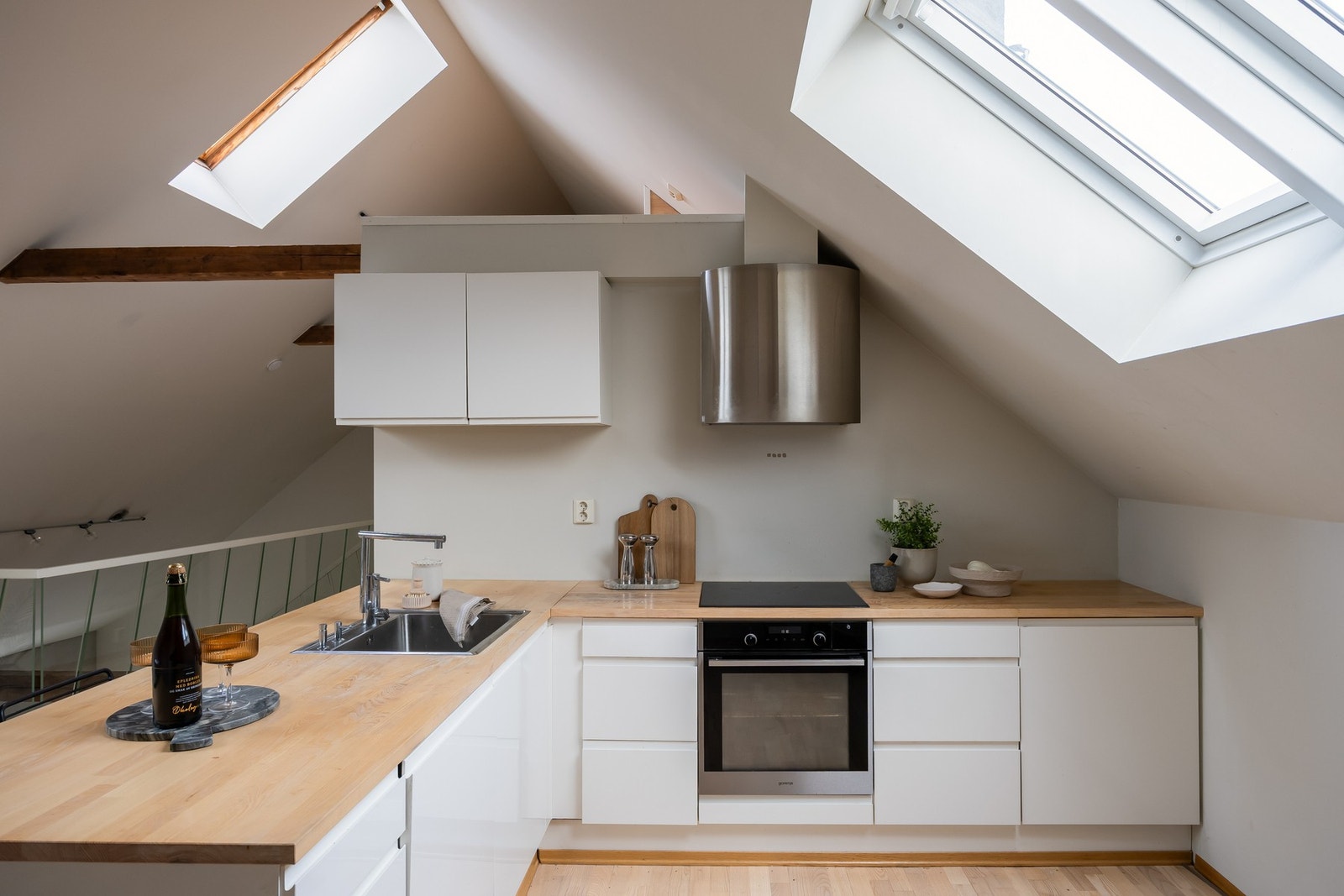 Moderne kjøkken fra 2010 med integrerte hvitevarer. Galleribilde