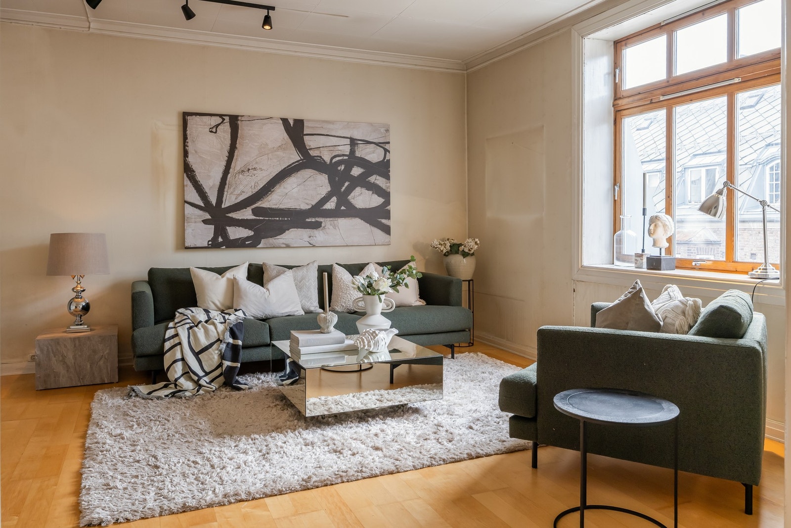 Her er man helt usjenert i et svært rolig boligstrøk, og helt uten innsyn i toppetasjene i bygget. Galleribilde